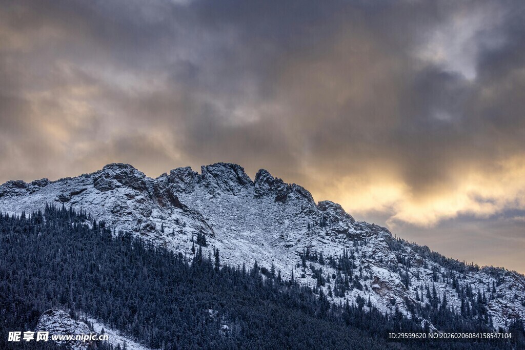 雪山暮色