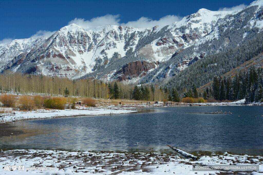 雪山下的静谧湖泊