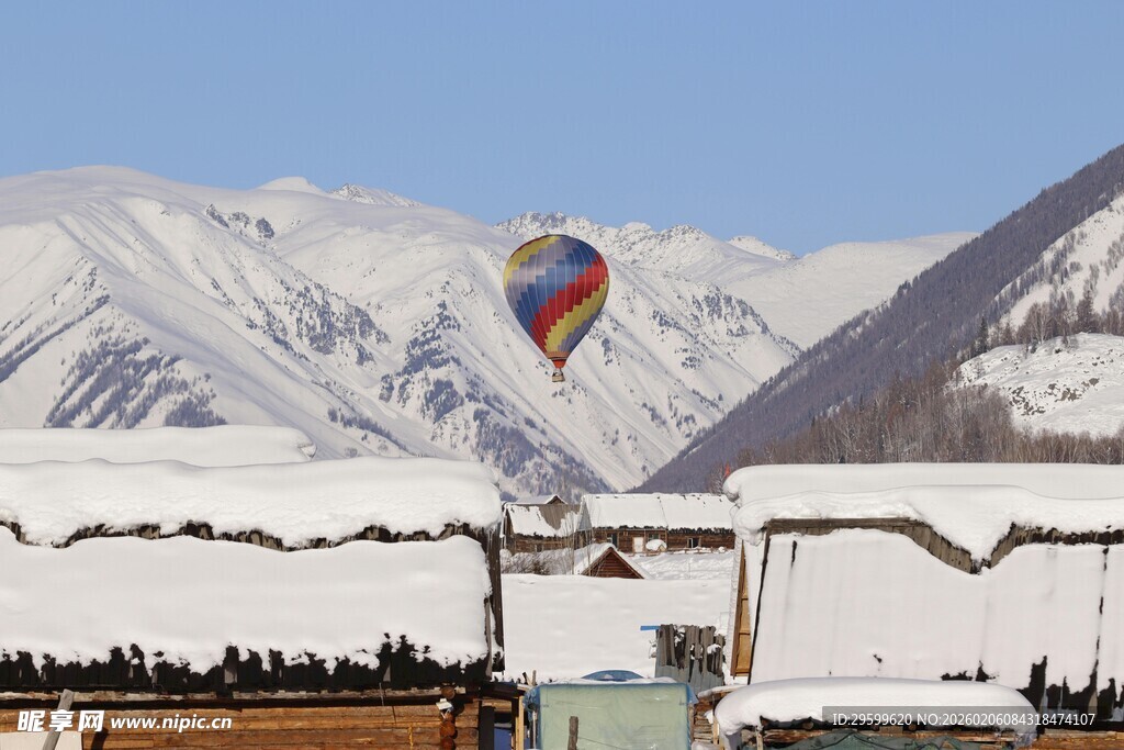 雪山下的彩色热气球景观