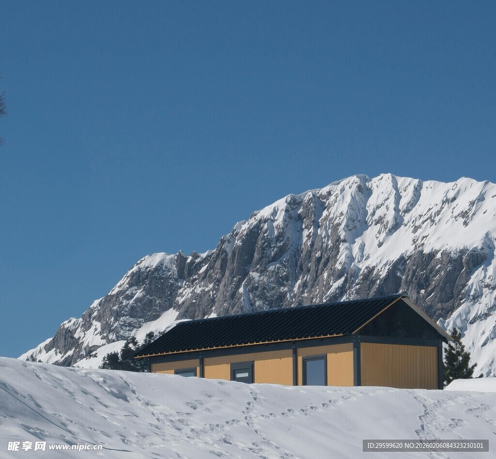 雪山下的温馨小屋