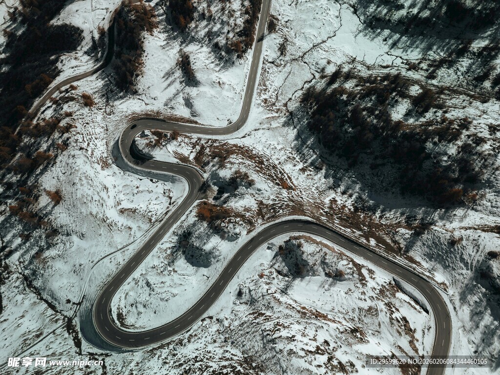 雪山中蜿蜒的盘山公路
