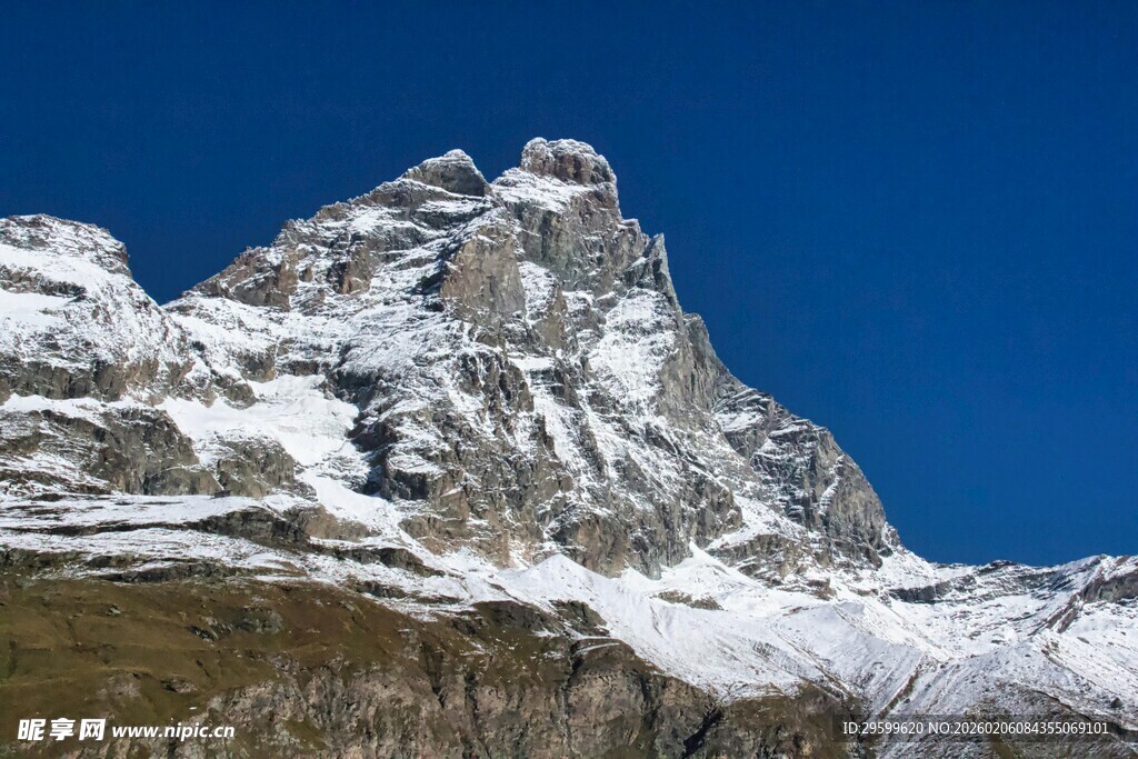 巍峨雪山壮丽风光