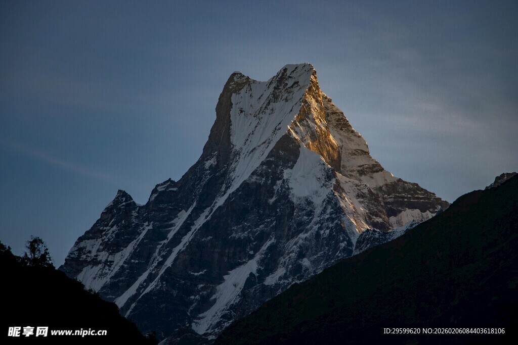 巍峨雪山壮丽景致