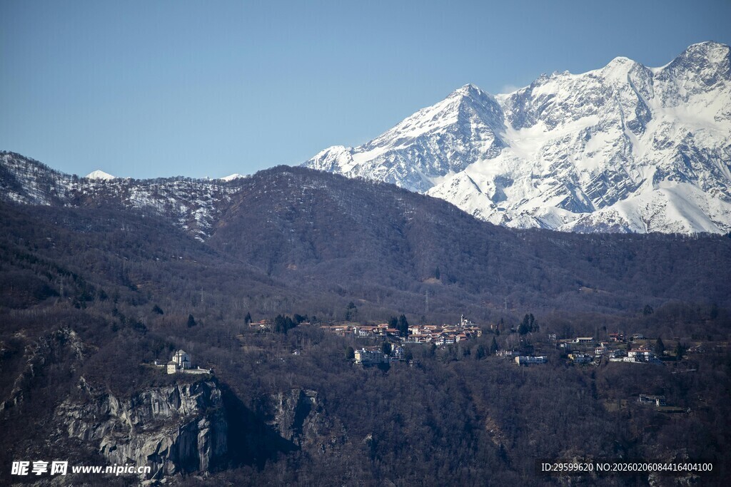 雪山下的山间景致