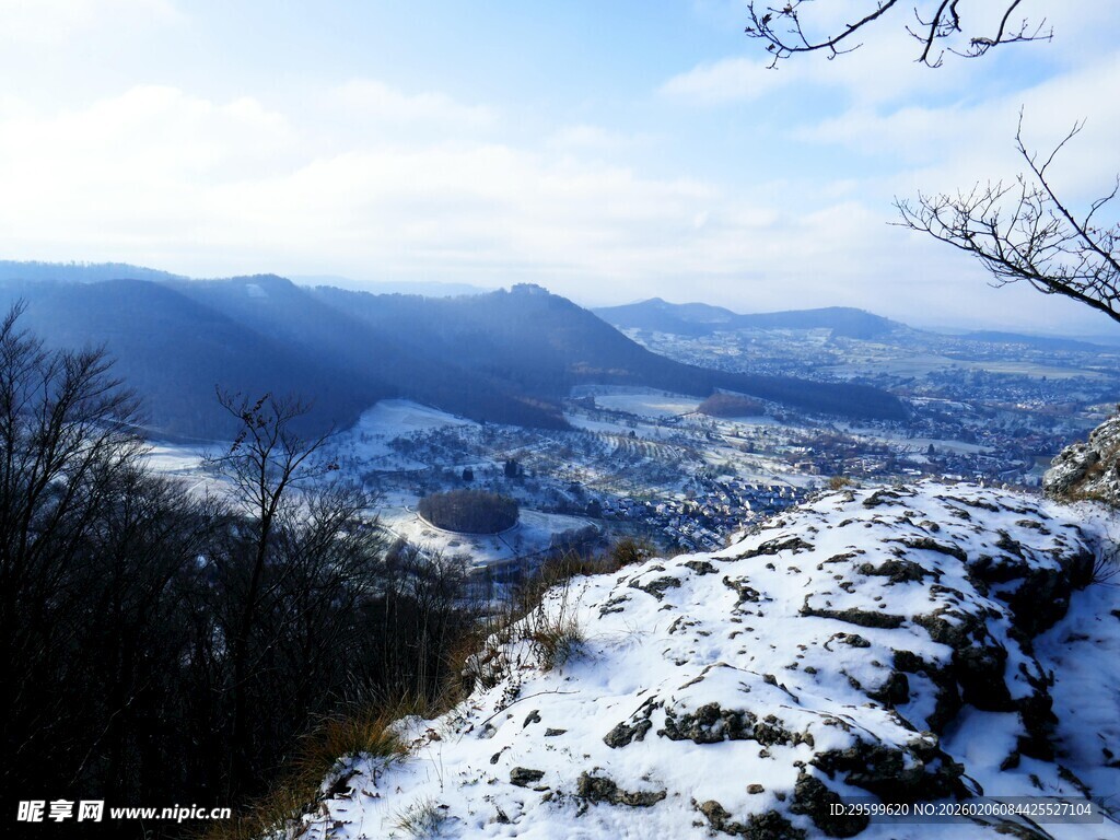 雪覆山峦冬日美景