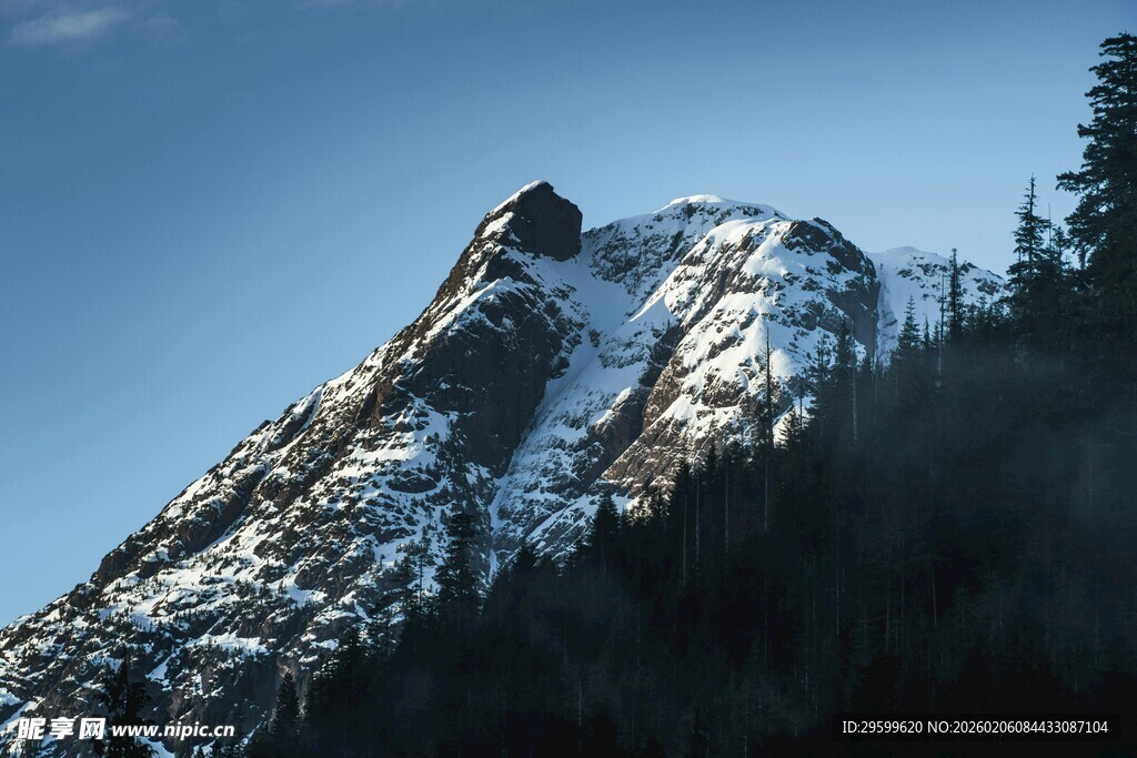 雪覆山峰 