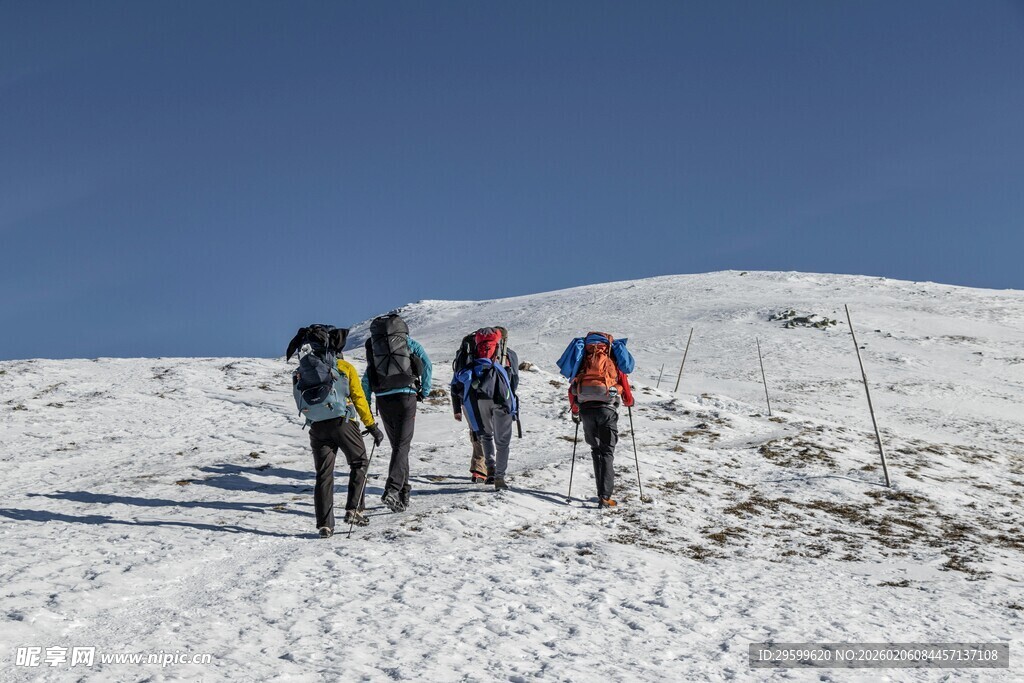 雪地徒步的背包客