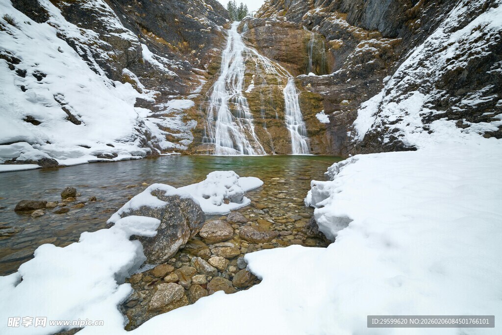 冬日雪景中的秀丽山间瀑布