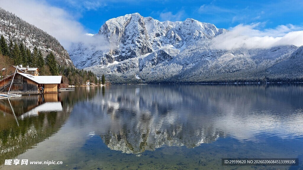 雪山湖畔小屋的宁静美景