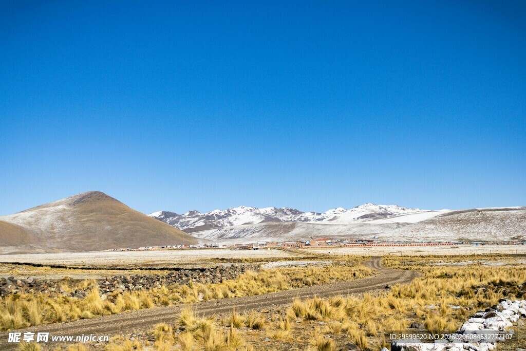 秋日高原雪山壮丽风光