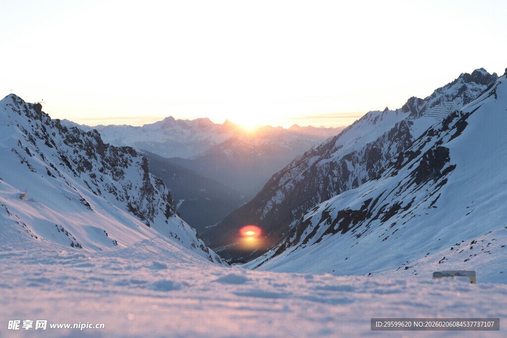 雪山日出壮丽美景