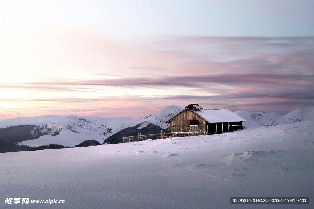 雪山中的静谧小屋