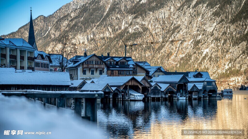 冬日湖畔雪景小镇风光