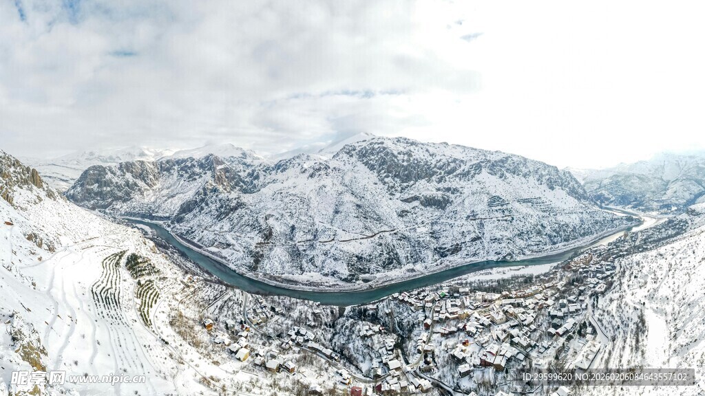 雪山环绕的河谷壮丽景观