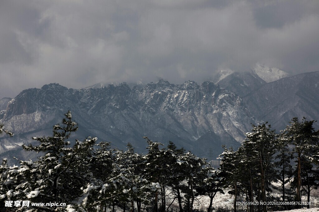 雪覆山林间的巍峨山脉