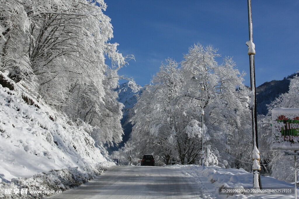冬日雪景中的静谧山路