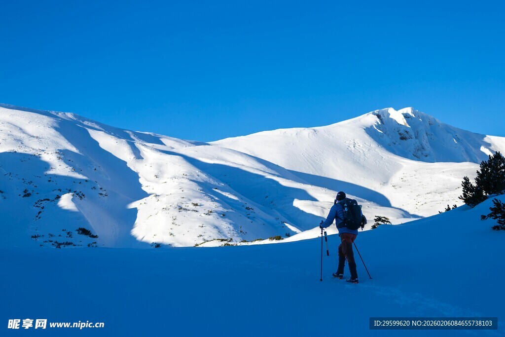 雪山上的徒步者
