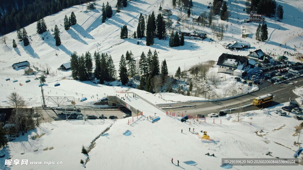 俯瞰冬日雪覆山林小镇