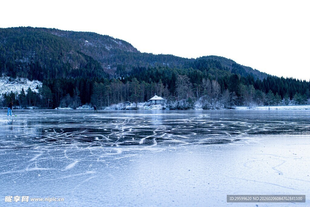 冬日冰封湖泊的静谧景致