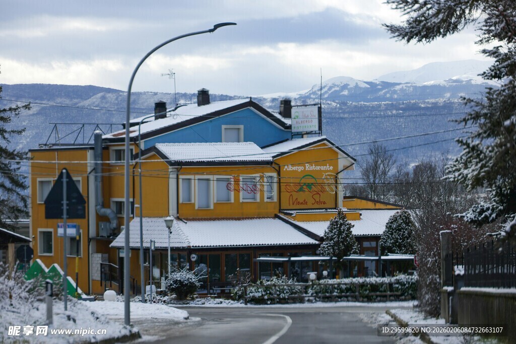 雪后山间的彩色温馨小屋