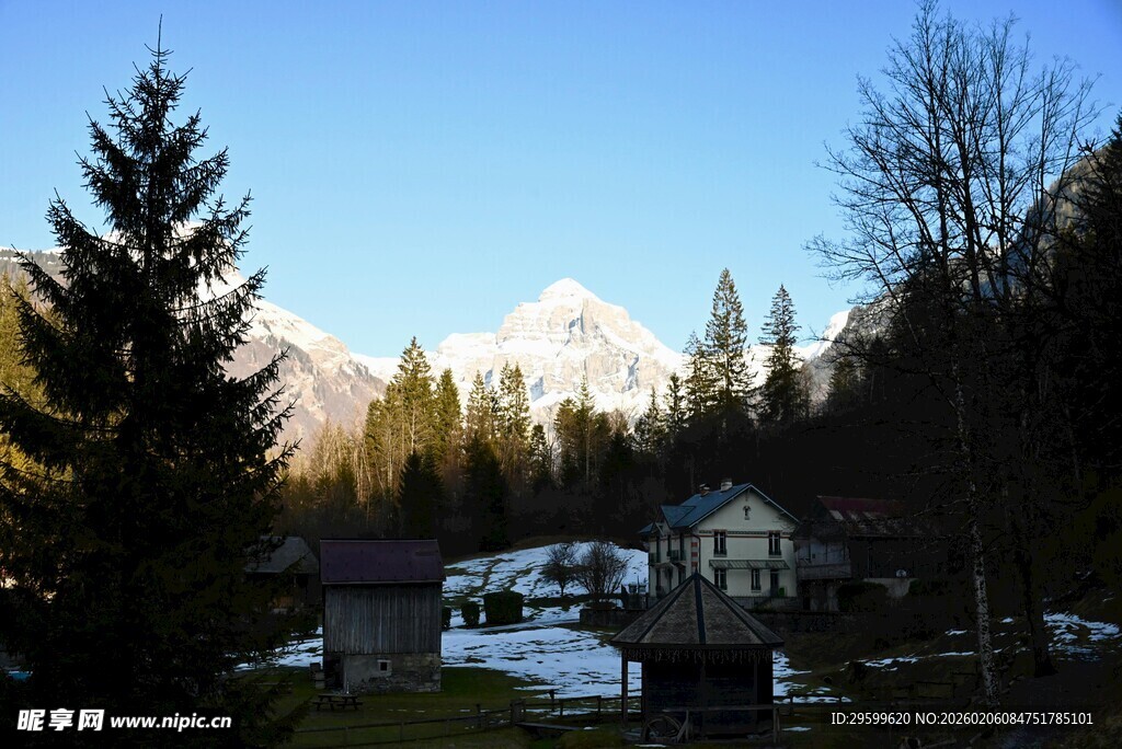 山间小屋与远处雪山美景