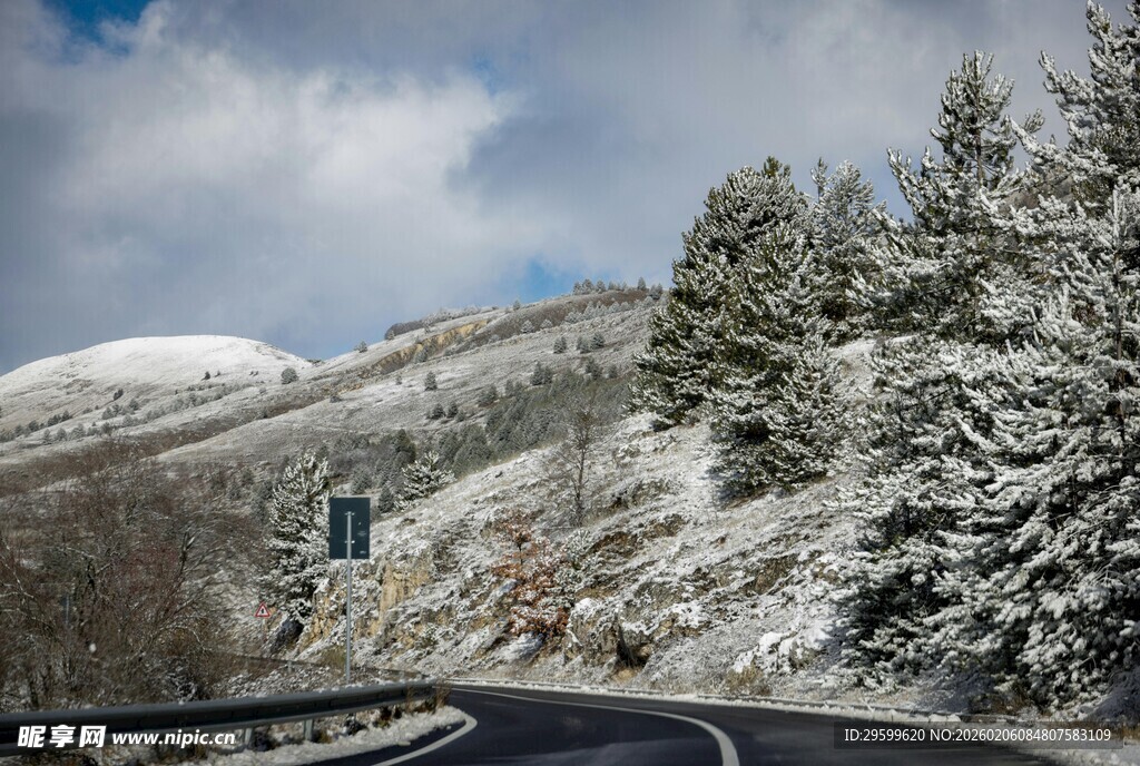 雪覆山间公路美景
