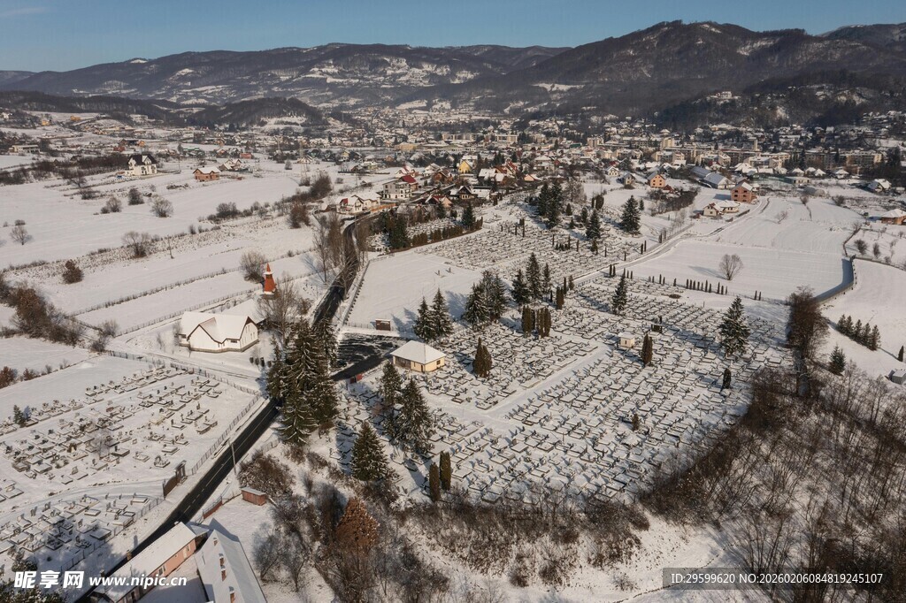 冬日雪景中的静谧村落