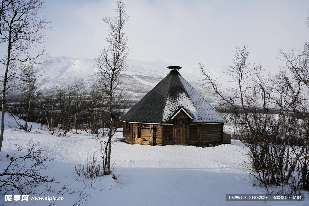 雪中小屋的静谧冬日景象