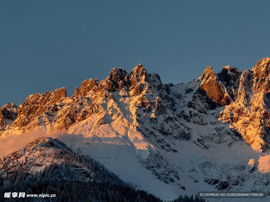 雪山壮丽日出景观