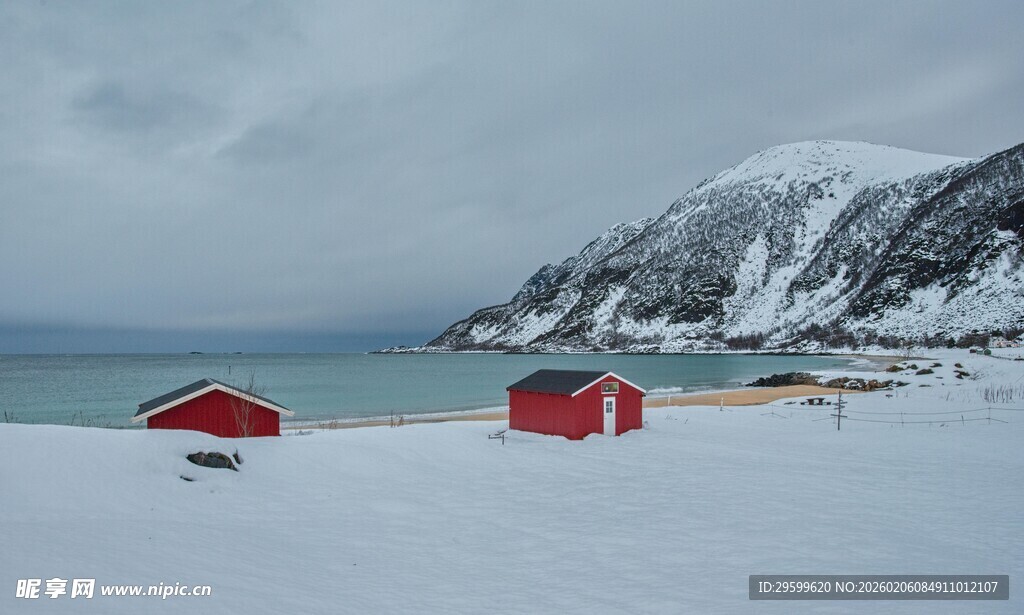 雪海边的红色帐篷