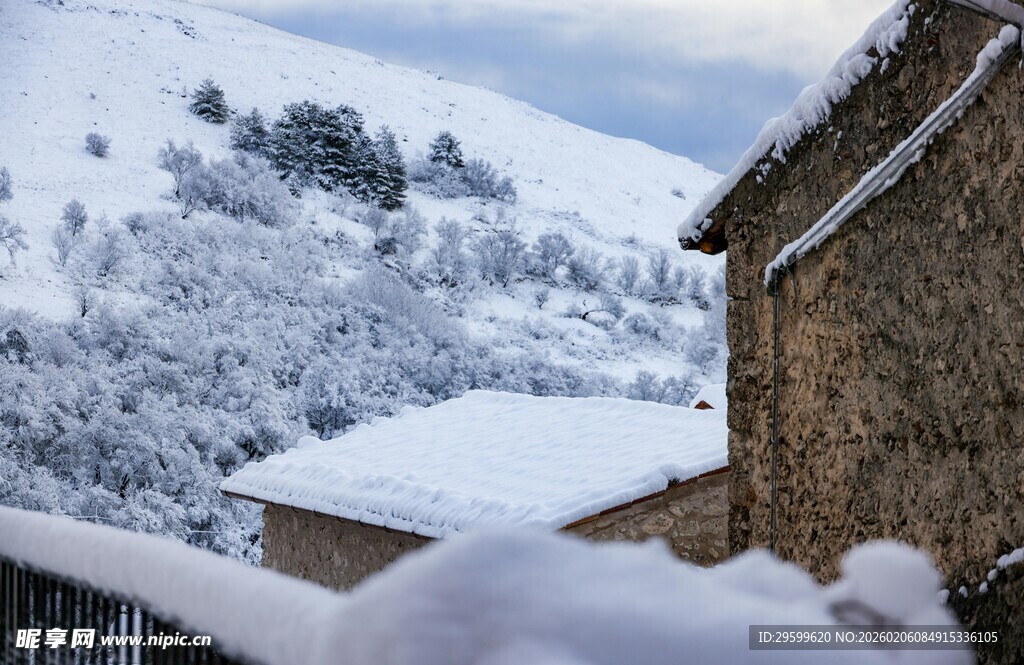 雪覆屋顶的古朴村落景象