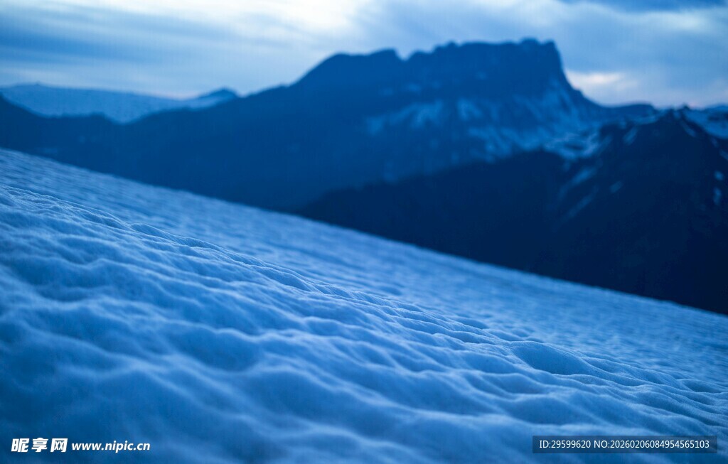 雪覆山峦的壮丽景致