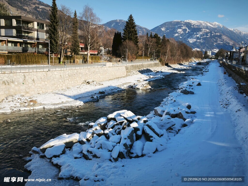 冬日河畔雪景风光