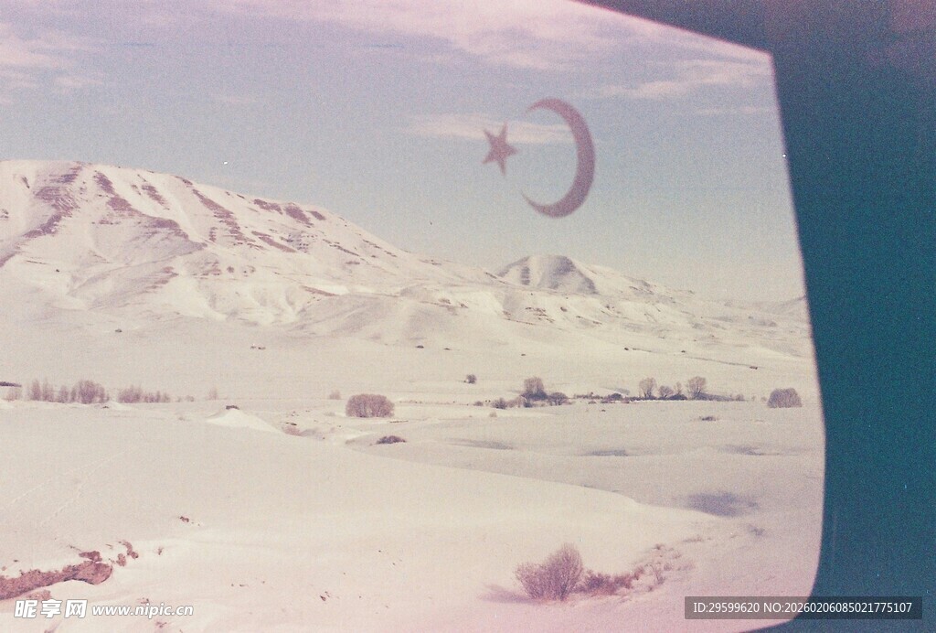 雪山风景中的独特月牙景观