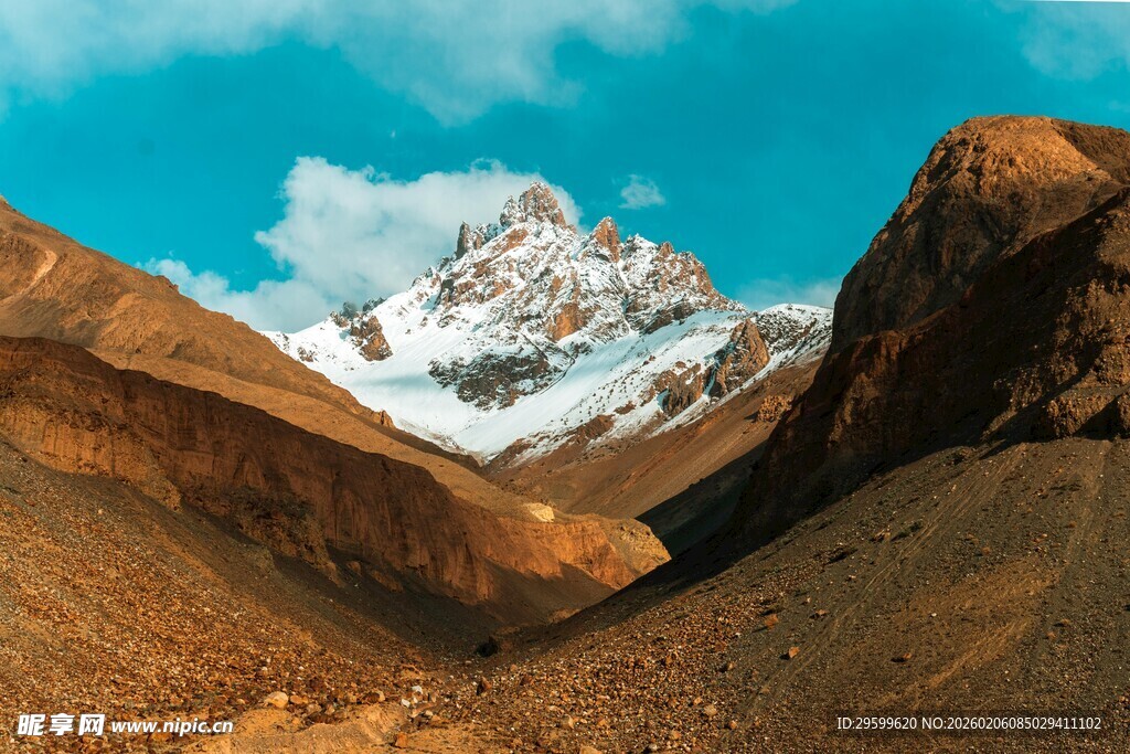 壮丽雪山与山谷景观