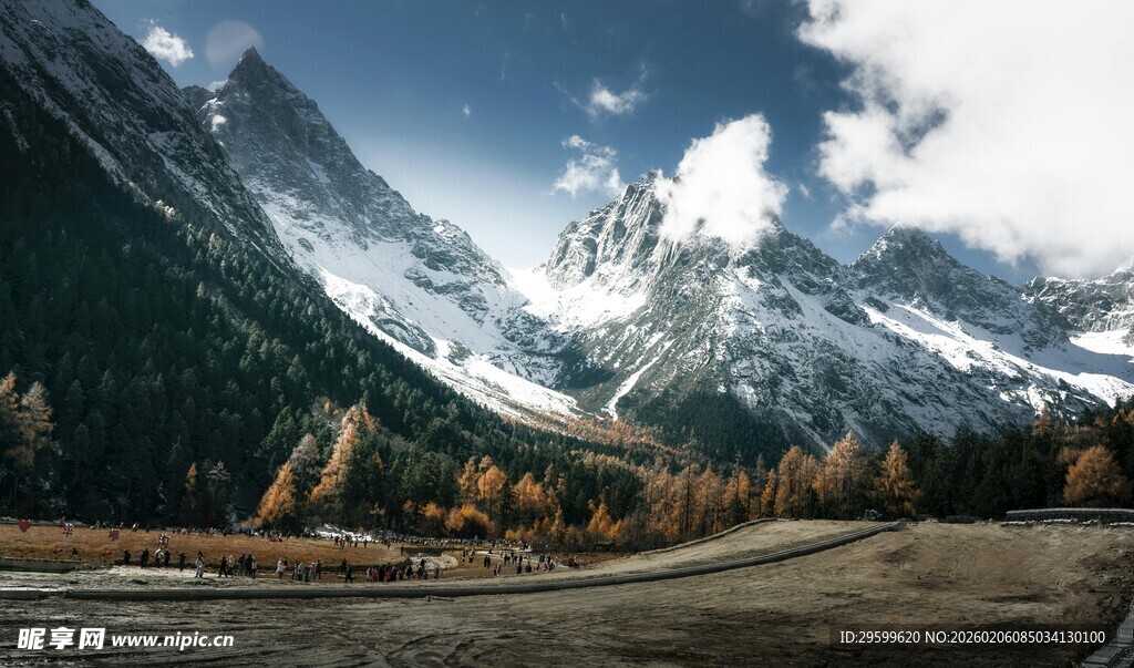 壮丽雪山下的秋日美景