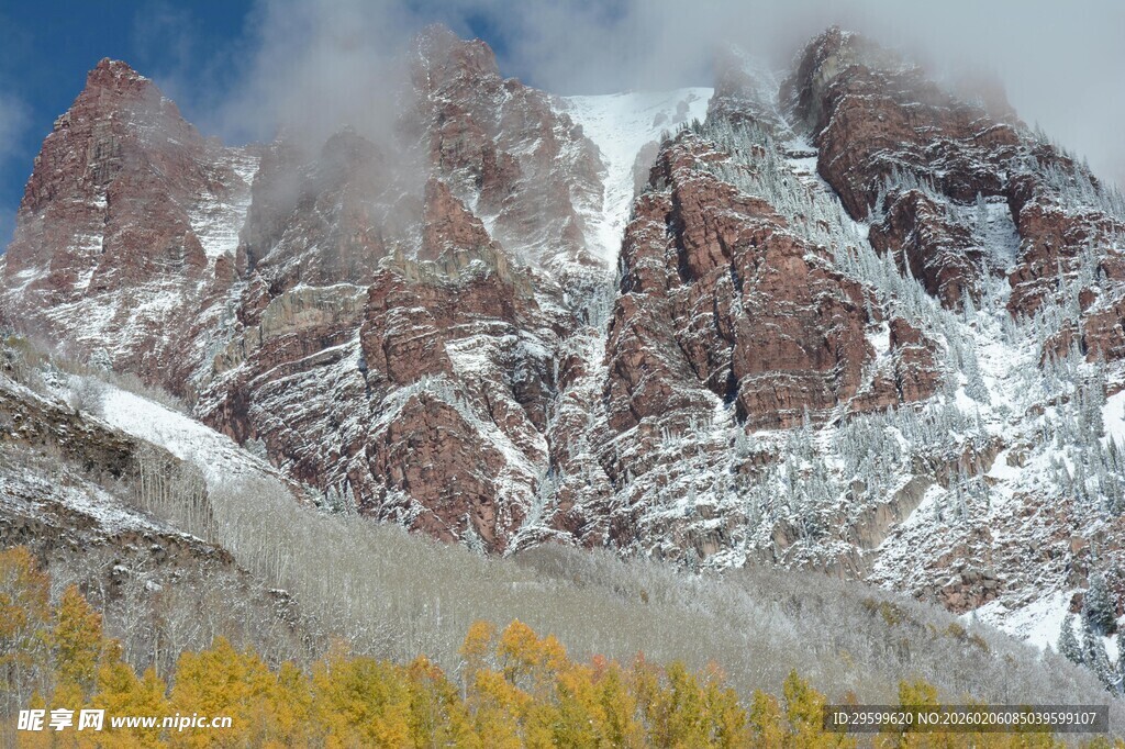 雪山秋色壮丽景观