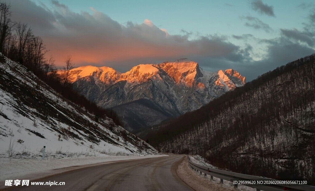 雪山公路的壮丽黄昏景色