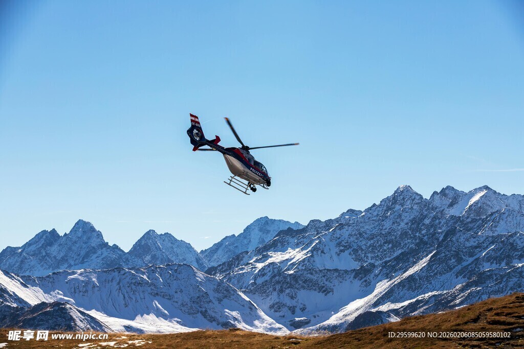 高山上空飞行的直升机