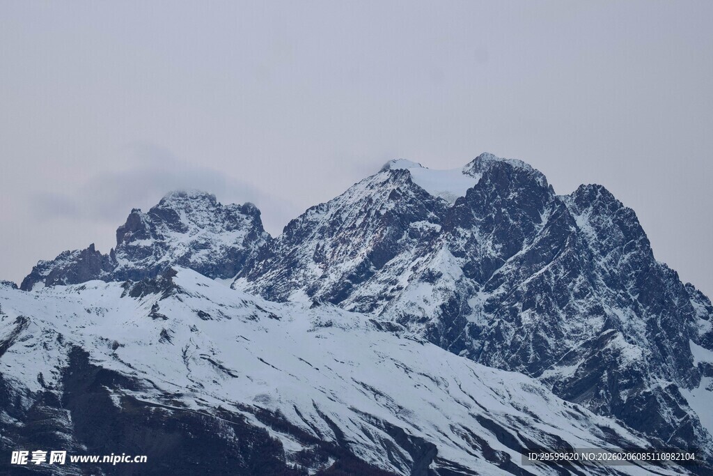 巍峨雪山壮丽景致