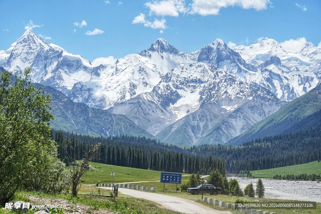雪山下的美丽自然风光