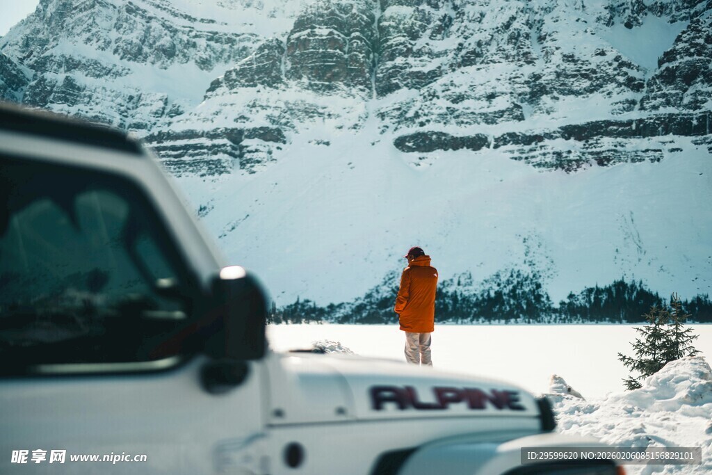 雪地中一人一车的风景