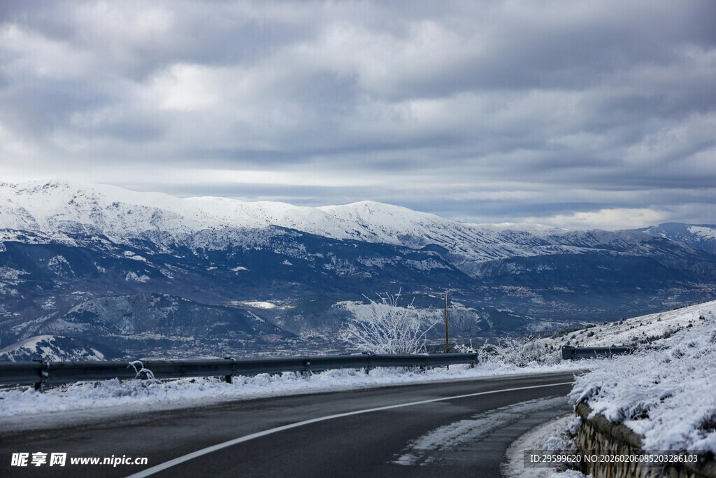 冬日蜿蜒雪山公路美景