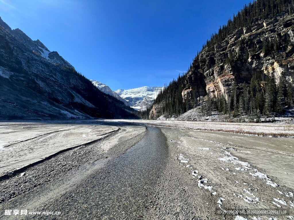 山间冰雪覆盖的蜿蜒道路