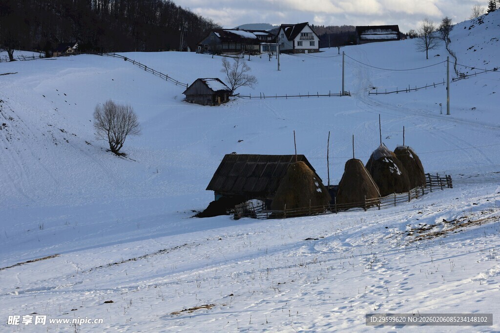 雪野中的古朴小屋