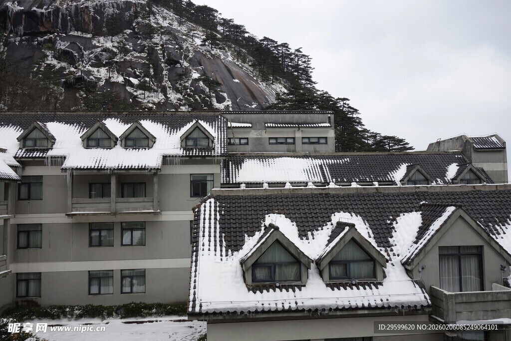 雪覆屋顶的山间建筑
