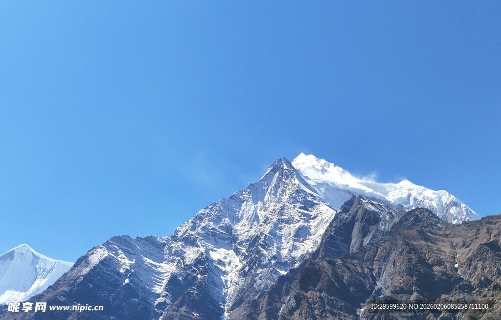 巍峨雪山蓝天壮丽景观