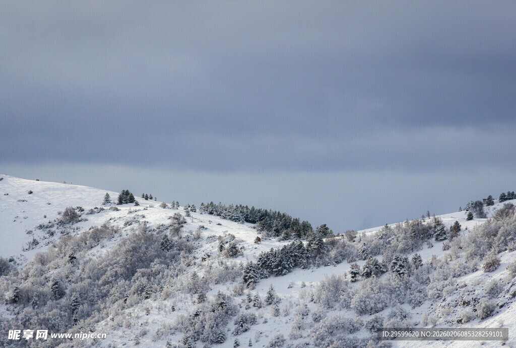 雪覆山峦美景