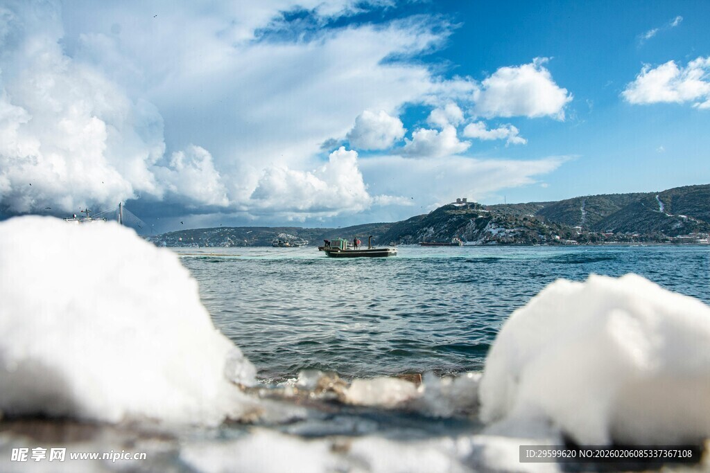 海边残雪与碧海蓝天美景