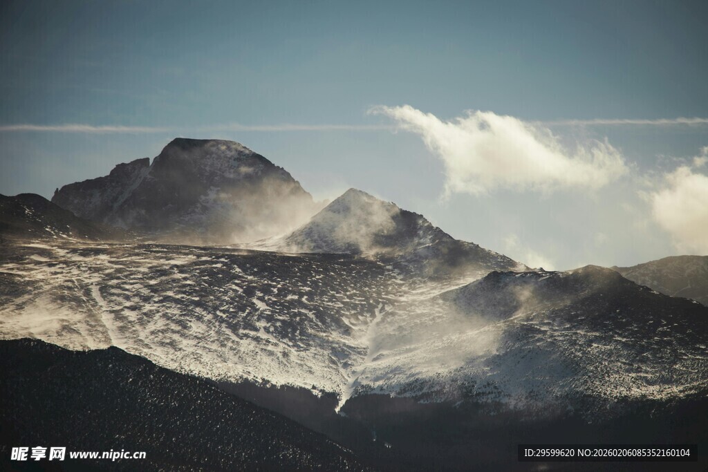 壮丽山峦云雾缭绕景观